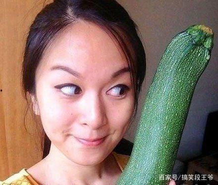 阿婆吃瓜图片搞笑